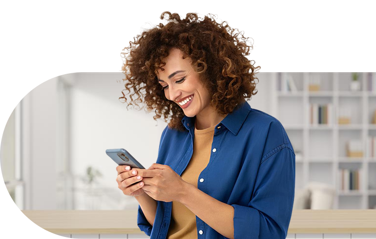 Pessoa feliz usando celular