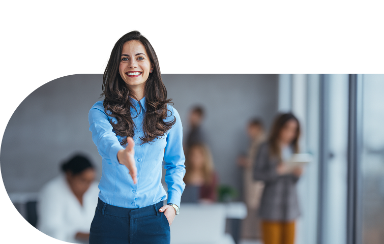 Equipe acolhendo cliente com um sorriso